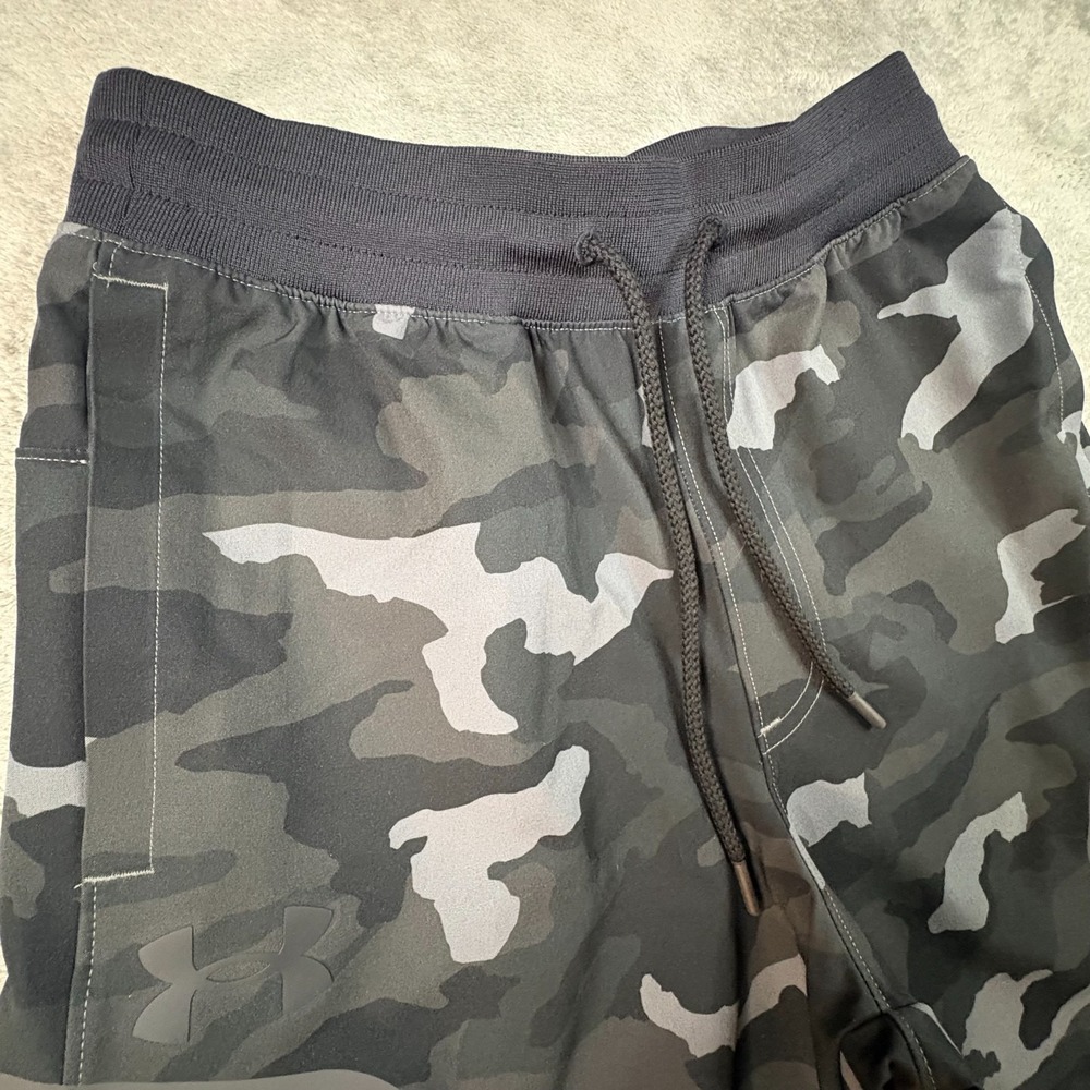 Under Armour Men's S (27.5x9.5) Black Gray Camo Athletic Training Running Shorts